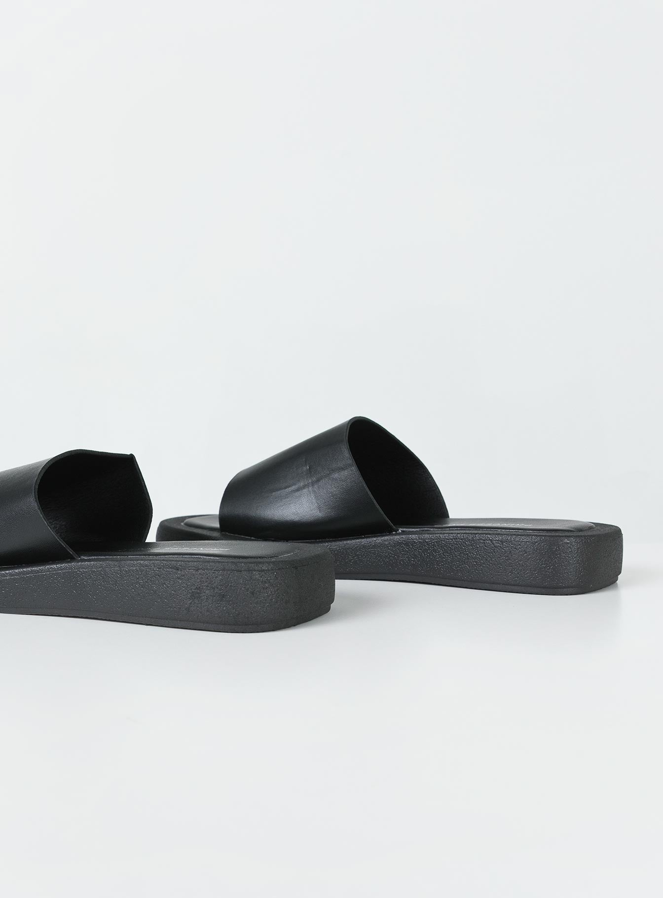 Camilo Slides Black