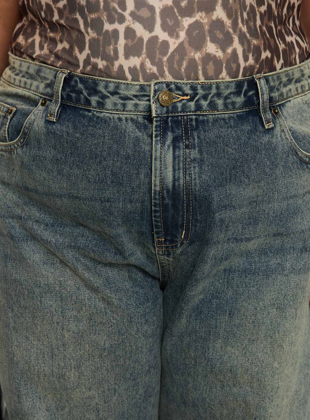 Ribbon Stamp Low Rise Wide Leg Jeans Antique Wash Curve