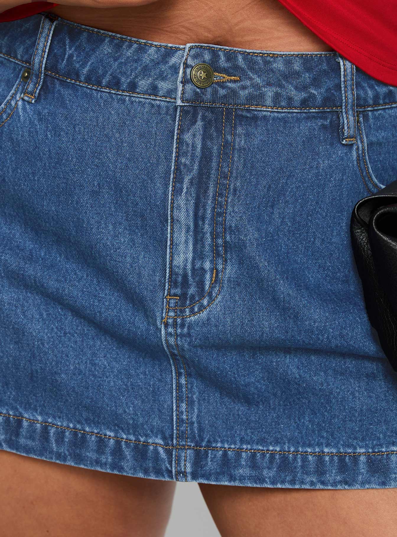 Nicolina Low Rise Denim Mini Skirt Light Wash Curve